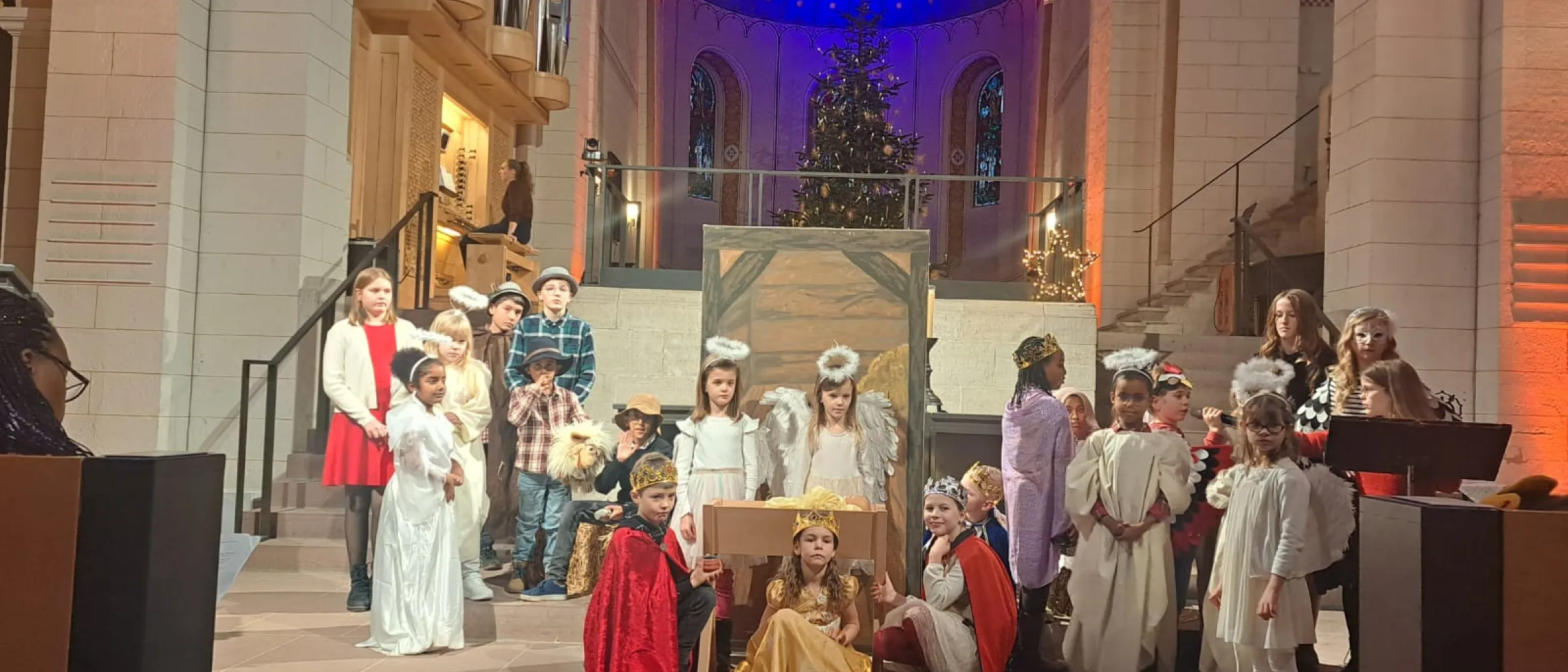 Kinder versammelt um den Altar 