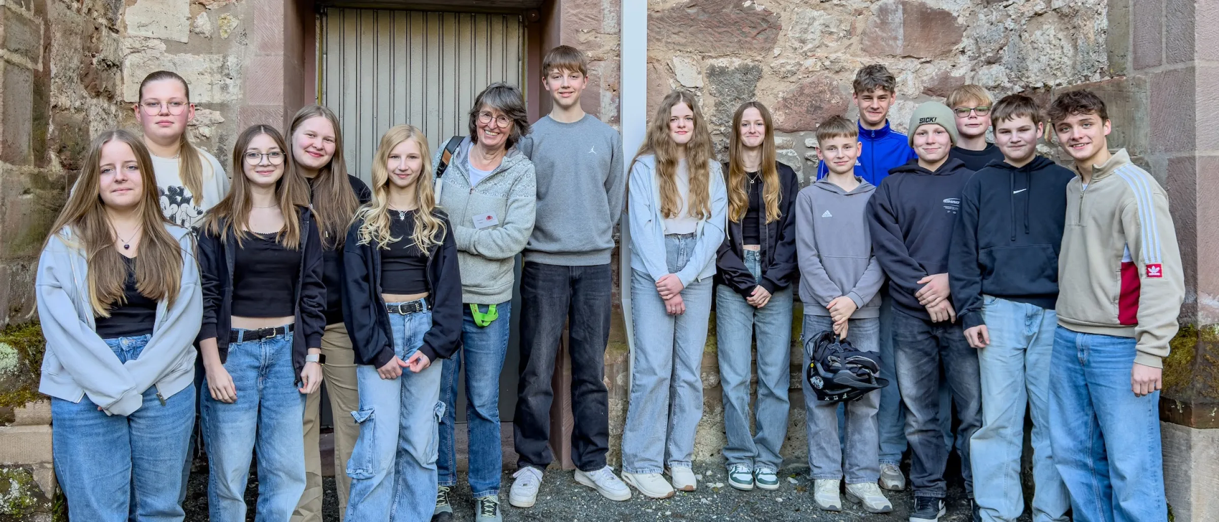 KFS-Konfis vor der Klosterkirche St. Bonifatius zu Brunshausen