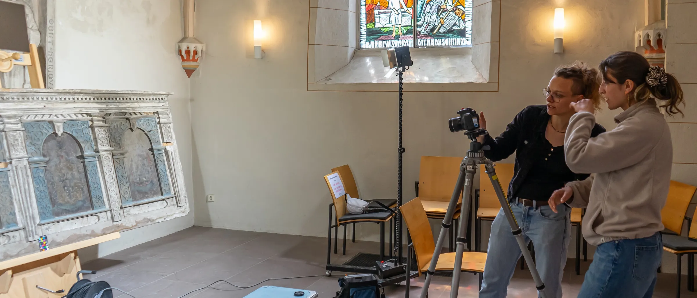Pauline Böttcher und Sophia Niebel dokumentieren den gegenwärtigen Zustand des Dachbodenfundes auch mittels fotografischer Aufnahmen.