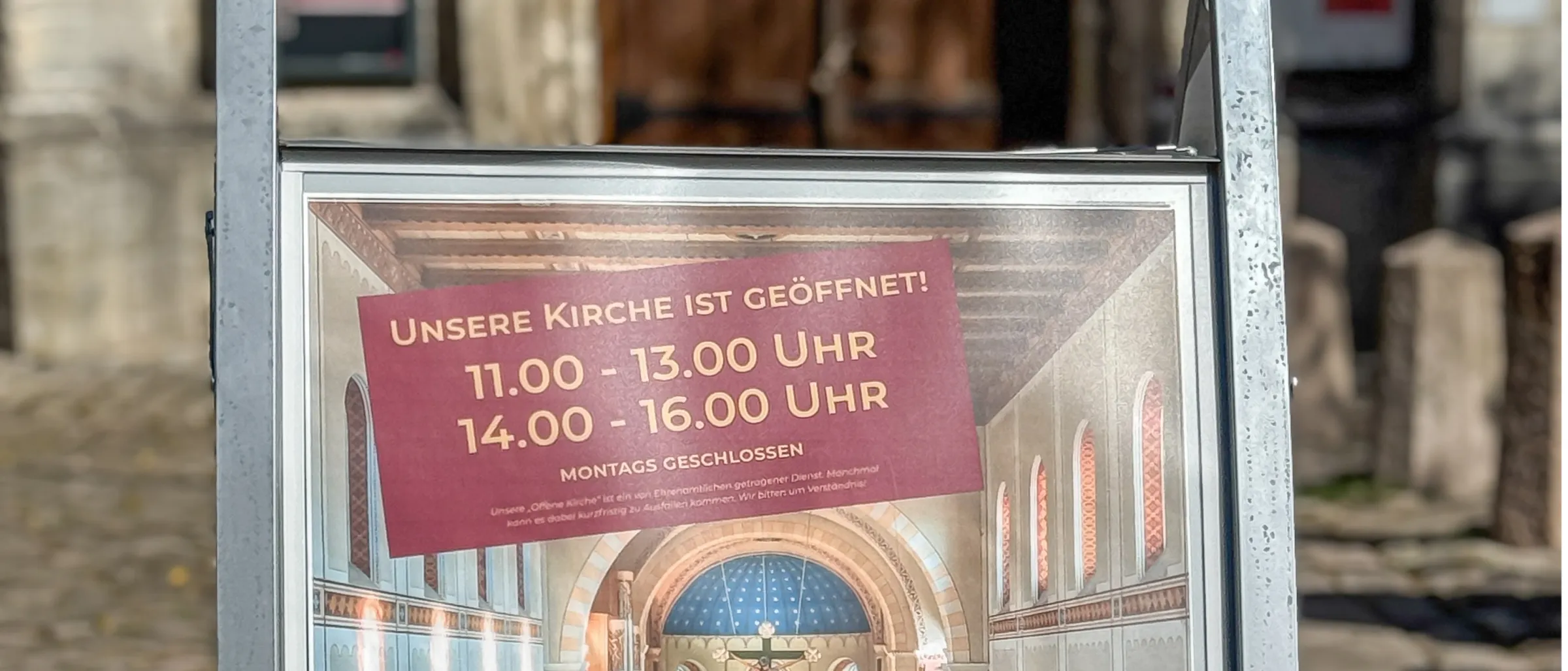 Kundenstopper vor dem Südportal: Einladung zum Besuch der Stiftskirche