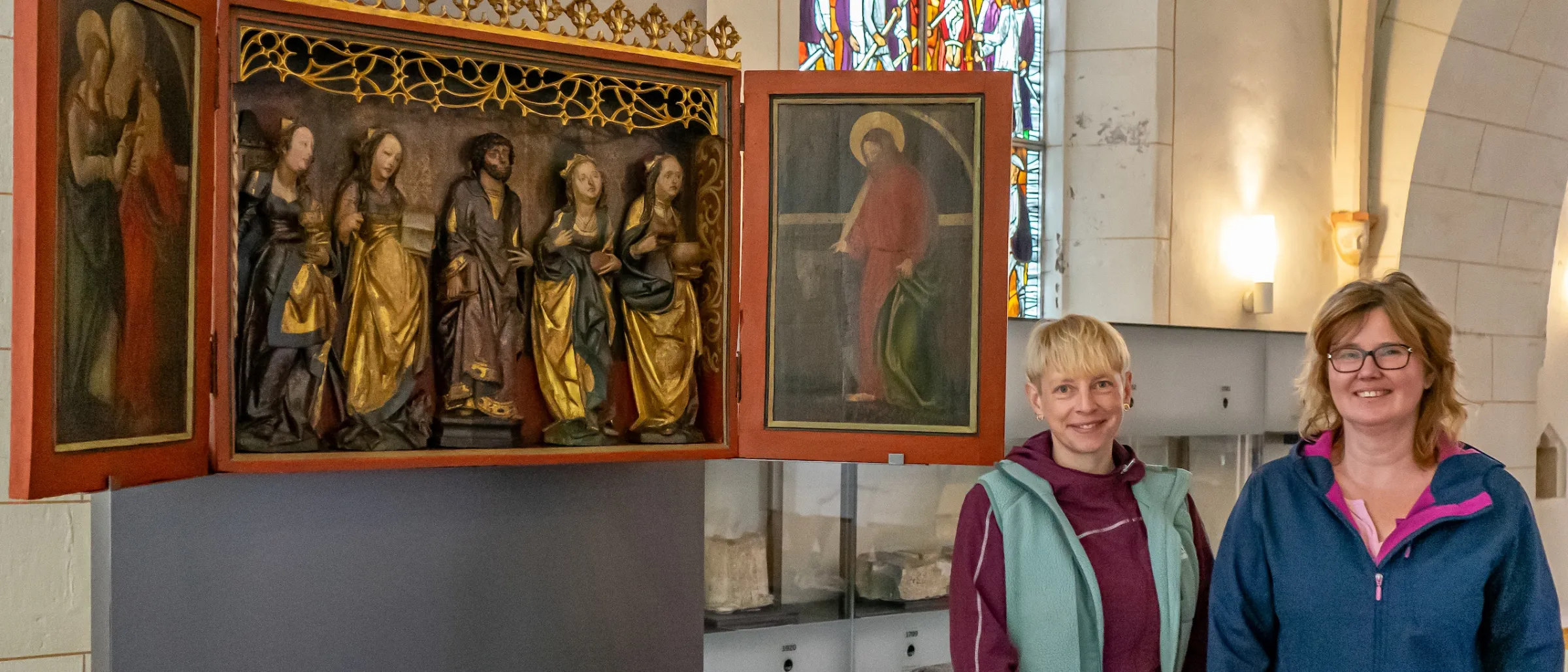 Sylvia Behle und Beate Demolt – neben dem gerade von ihnen installierten Bartholomäusaltar