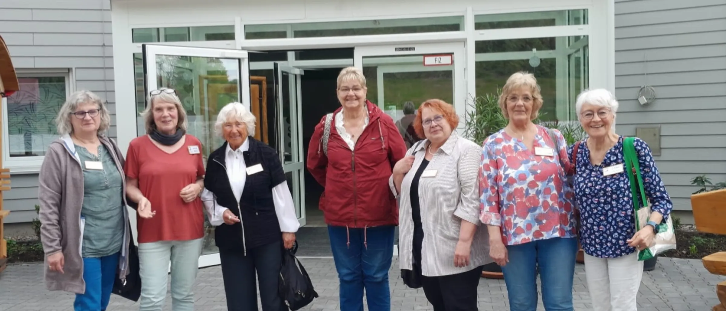 Das Foto zeigt sieben Mitarbeiterinnen der ökumenischen 