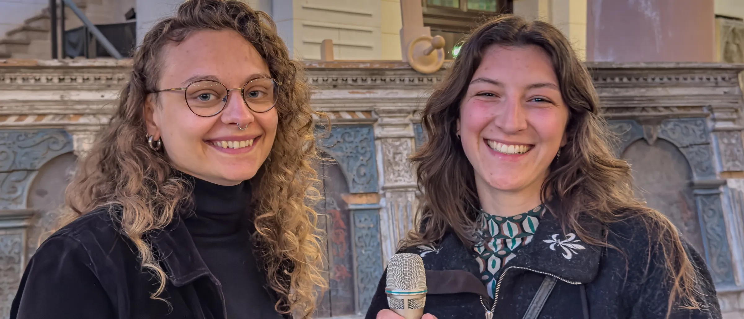 Im Gespräch mit Pfarrer Jürgen Giszas: Pauline Böttcher und Sophia Niebel, HAWK Hildesheim