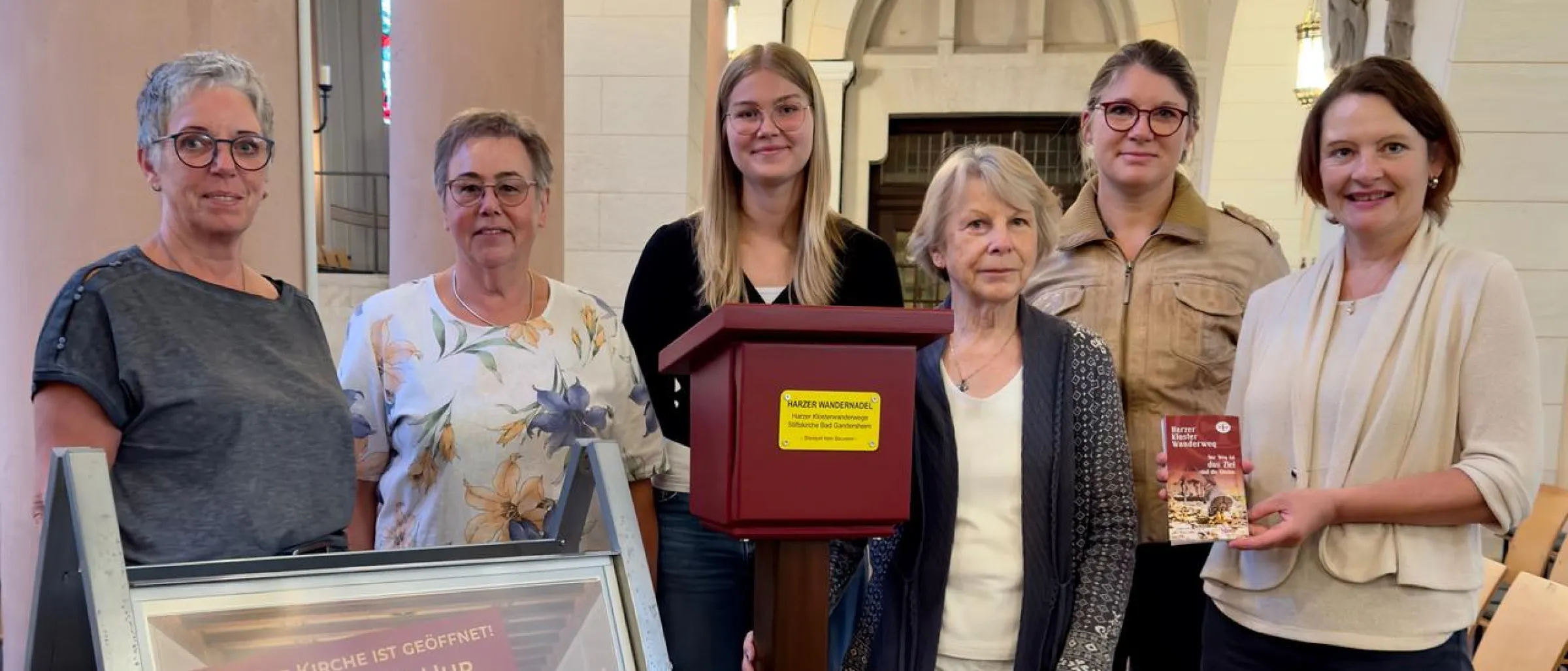 Die verantwortlichen Personen präsentieren den Stempelkasten