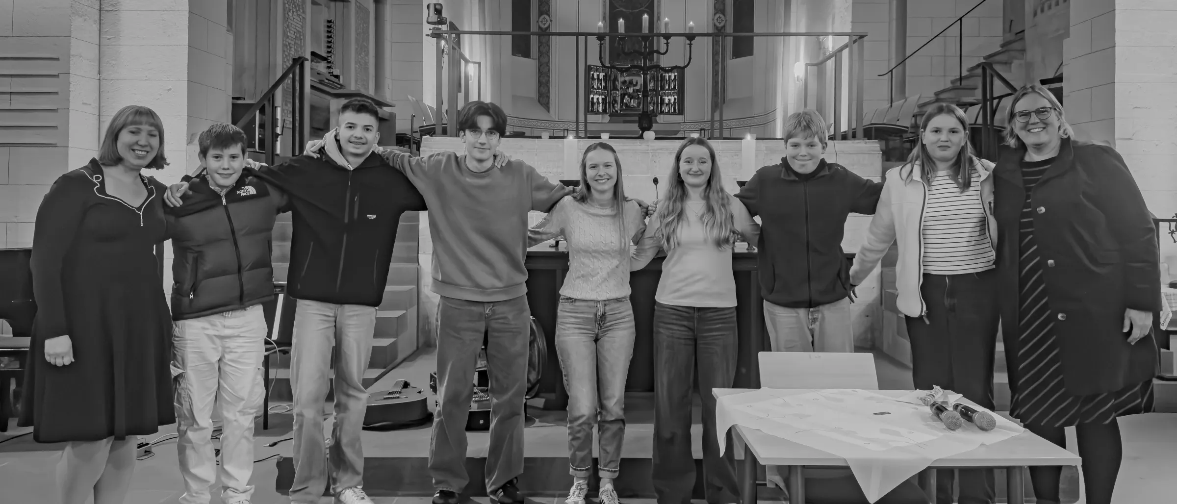 Das Foto zeigt die an der Konzertanten Lesung beteiligten Schülerinnen und Schüler – mit den Lehrerinnen Kathrin Leunig und Heinke Albert.