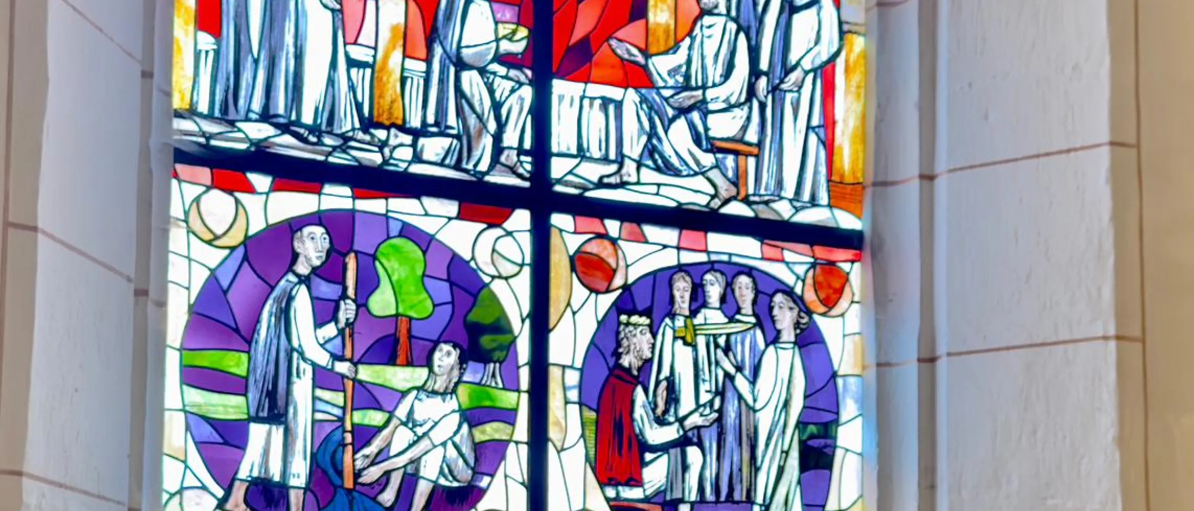Dorothee Wallner während ihres Besuchs in der Stiftskirche am 2. Januar 2026. Die Künstlerin, die auch als Kunsttherapeutin tätig ist, steht vor dem „Roswithafenster“, das Claus Wallner gestaltet hat – und das am 2. Mai 1973 vom damaligen Bundespräsidenten Dr. Gustav Heinemann enthüllt worden ist. Foto: Jürgen Giszas | 2. Januar 2026.