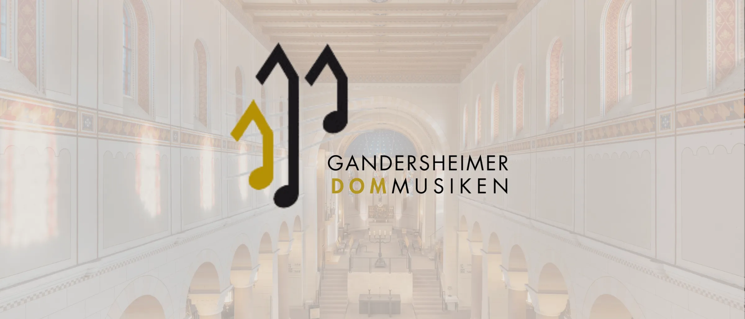 Gandersheimer Dommusiken 2025 Das Bild zeigt den Innenraum der Stiftskirche mit Blick auf den Altarraum. Darüber liegt, durchscheinen, das Logo der Gandersheimer Dommusiken