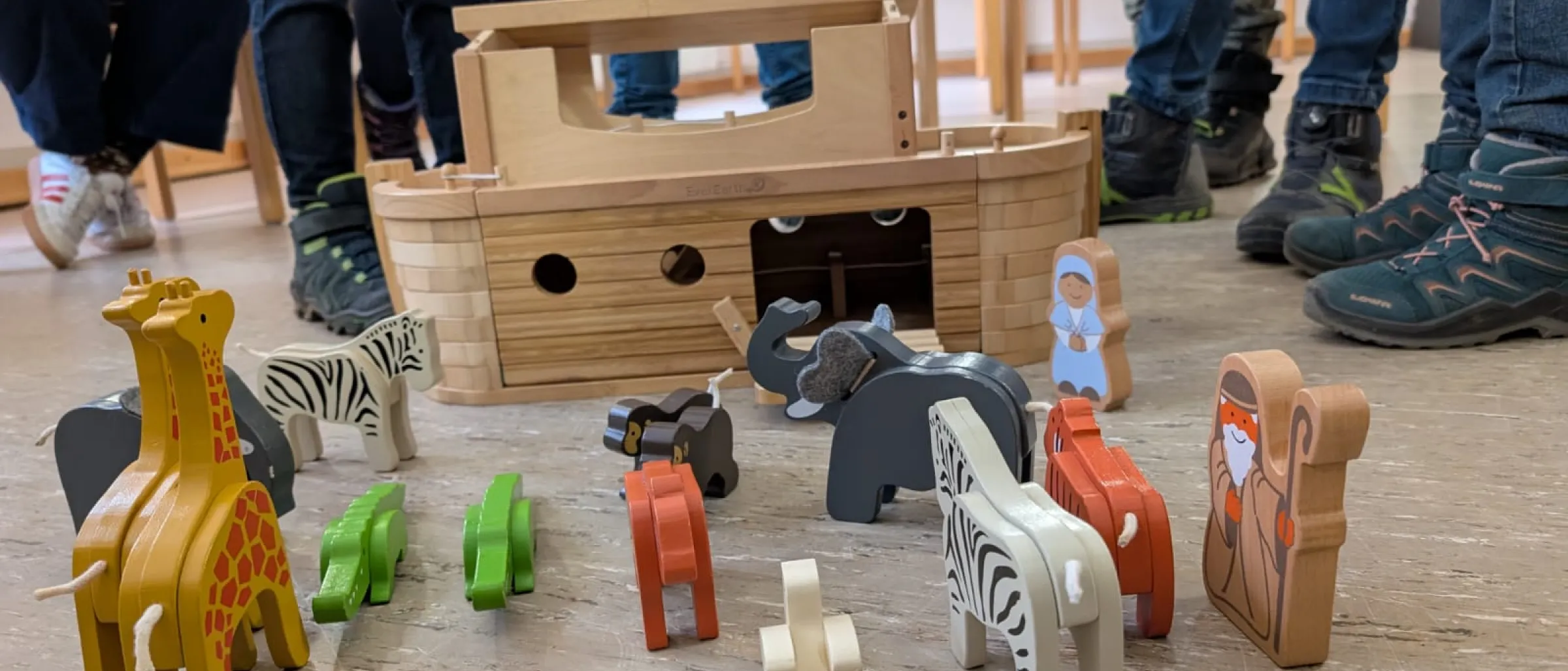 Holzfiguren stellen die Geschichte der Arche Noah nach, als die Tiere auf das Schiff gegangen sind