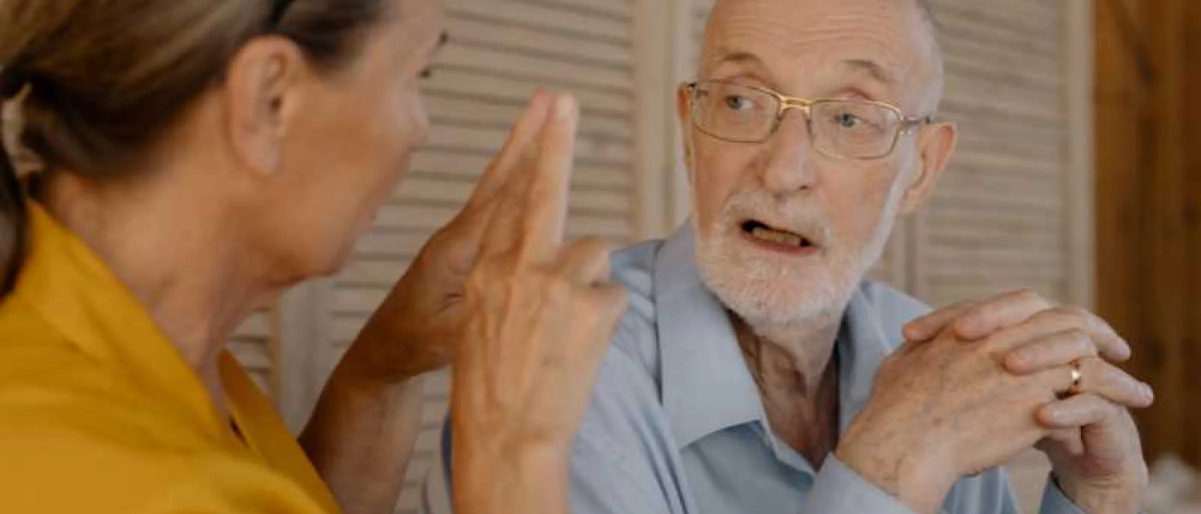 Das Symbold zeigt eine Frau, die einen Menschen berät