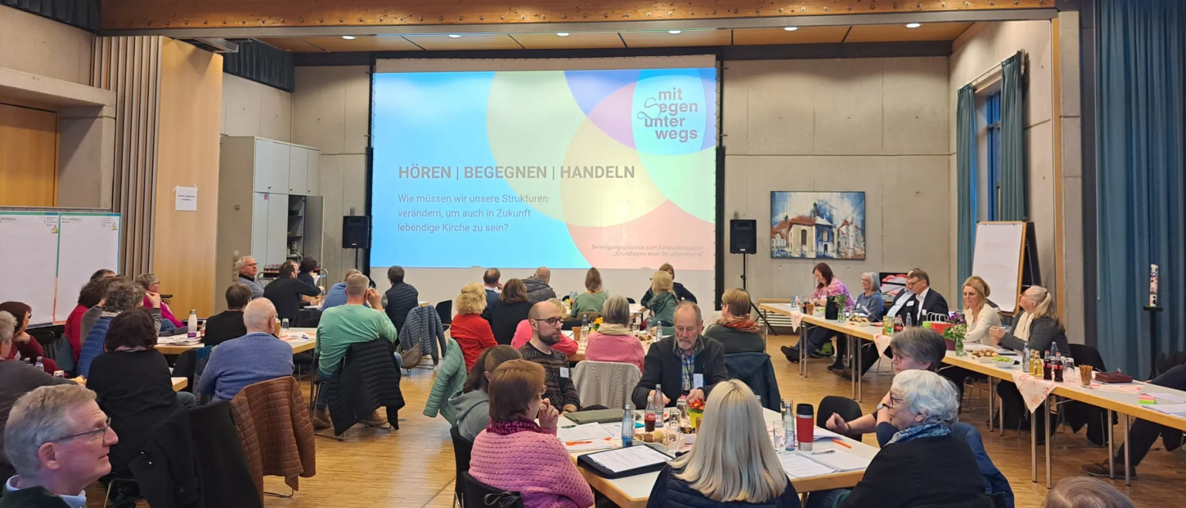 Der Gemeindesaal im Kirchenzentrum Seesen ist gut gefüllt mit den Teilnehmer*innen der sogenannten Arbeitssynode