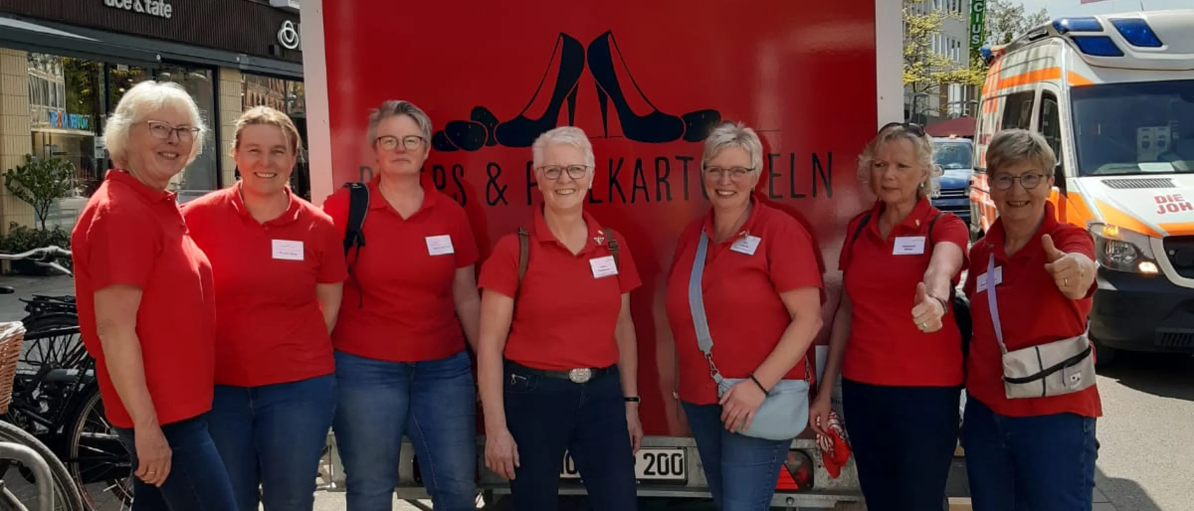 Die Landfrauen aus unserer Region haben am Abend der Begegnung Schmalzbrote verkauft.