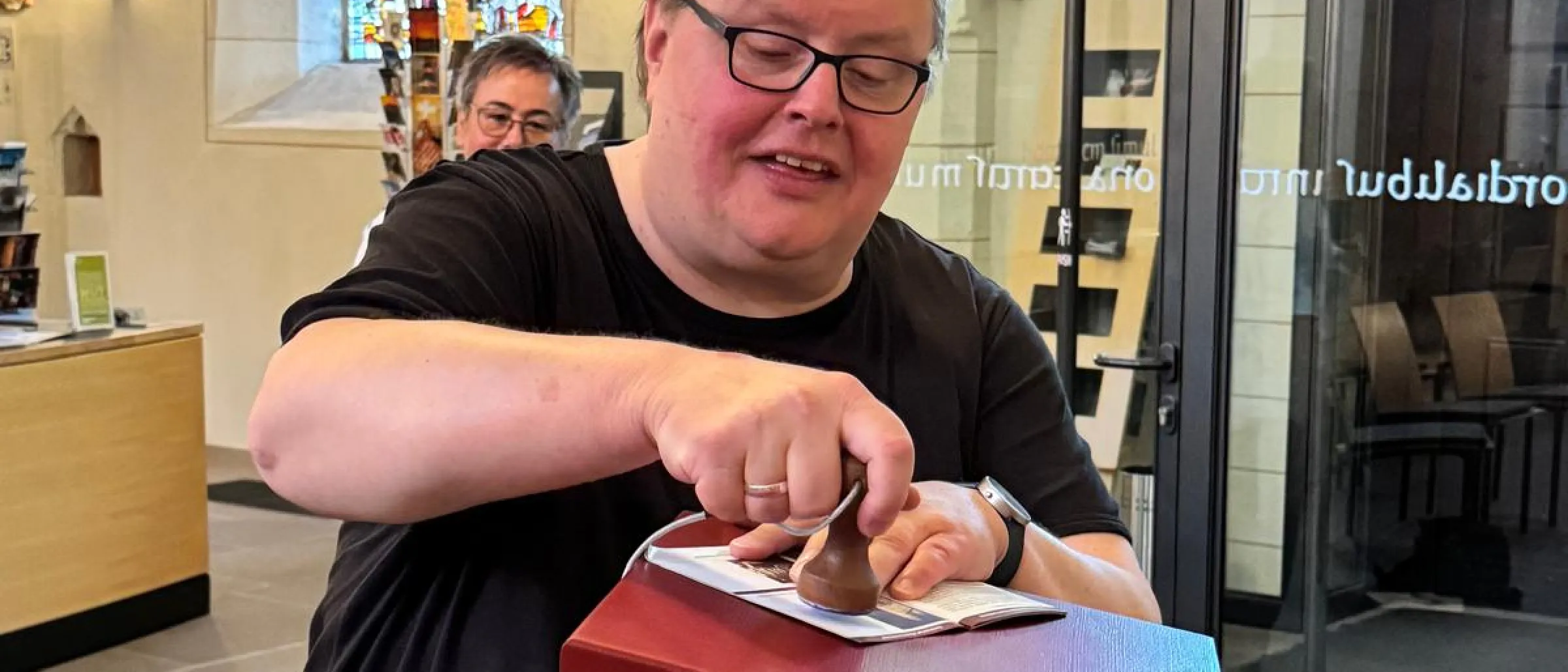 Den ersten Stempel gab es für Pfarrer Jürgen Giszas