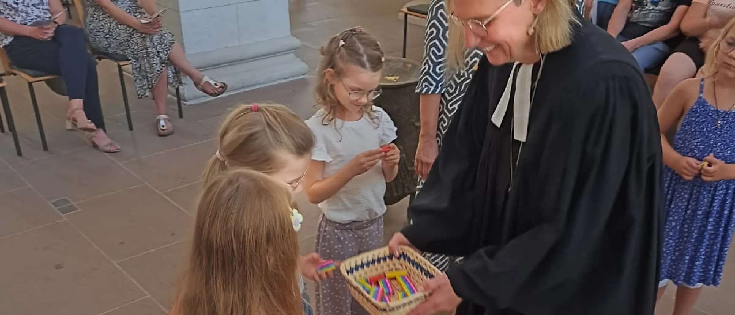 Pröpstin Meike Bräuer-Ehgart verteilt die Geschenke an die Kinder aus der 1a