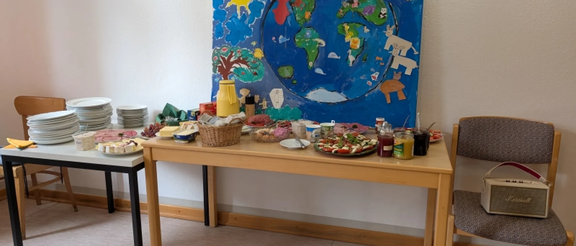 Das Bild zeigt ein aufgebautes Buffet in der Pfarre in Ackenhausen