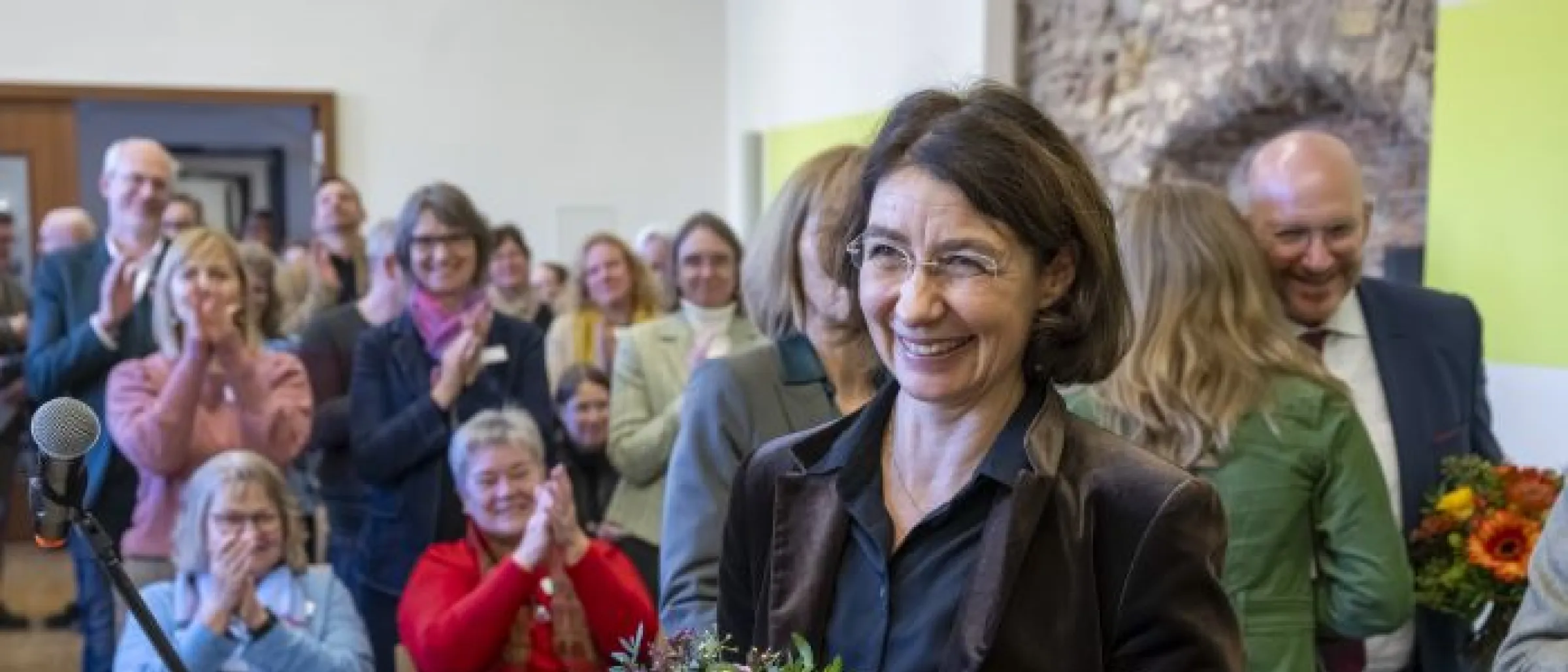 Dr. Christina-Maria Bammel hält einen Blumenstrauß in der Hand, nachdem sie als Siegerin bei der Wahl hervorgegangen ist.