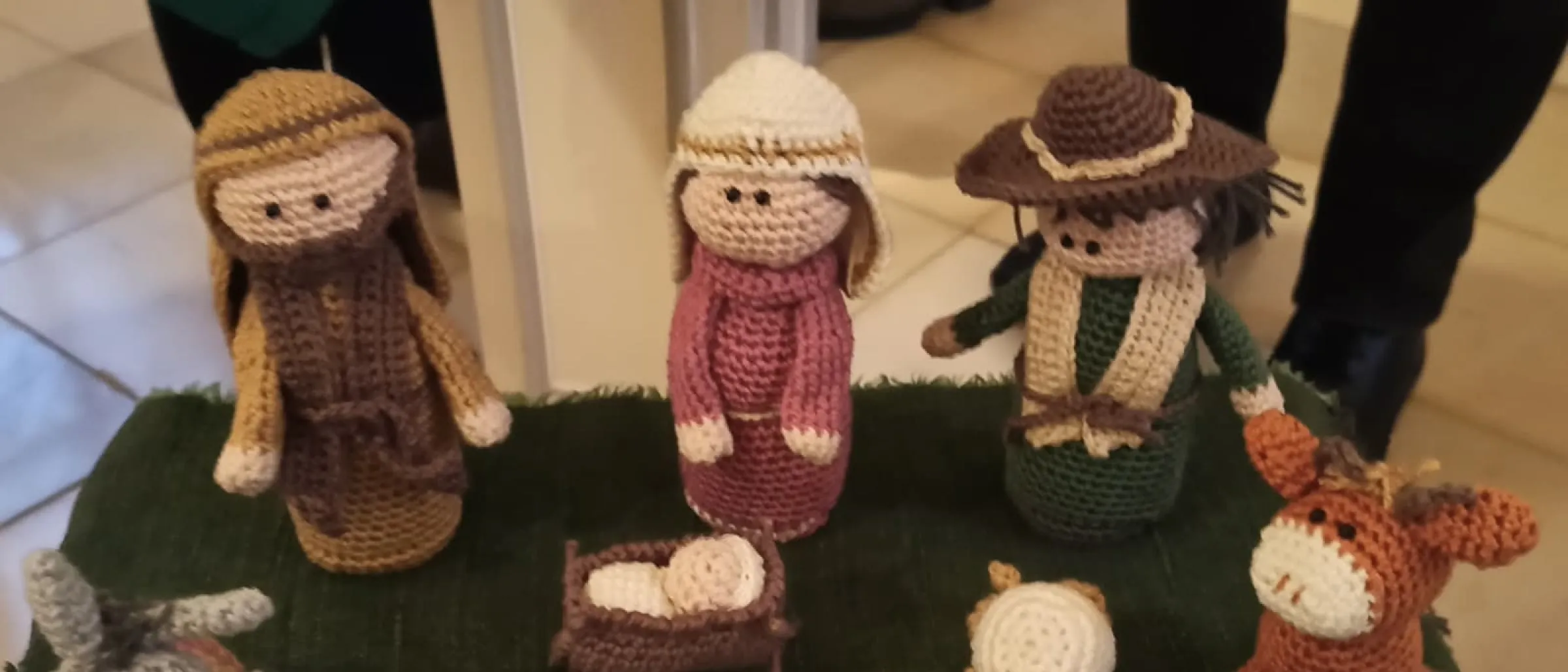 Eine Krippe mit gehäkelten Figuren