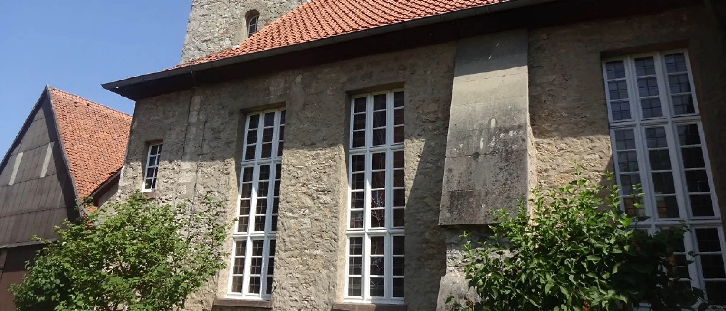 Das Bild zeigt die Dorfkirche in Heckenbeck