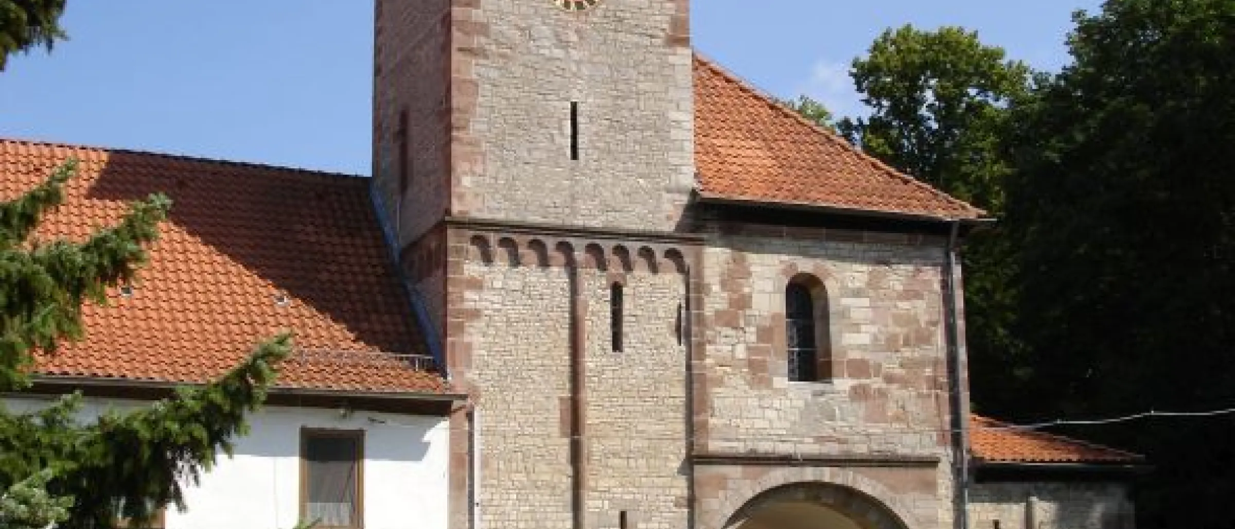 Das Bild zeigt die Klosterkirche St. Maria und St. Georg in Clus