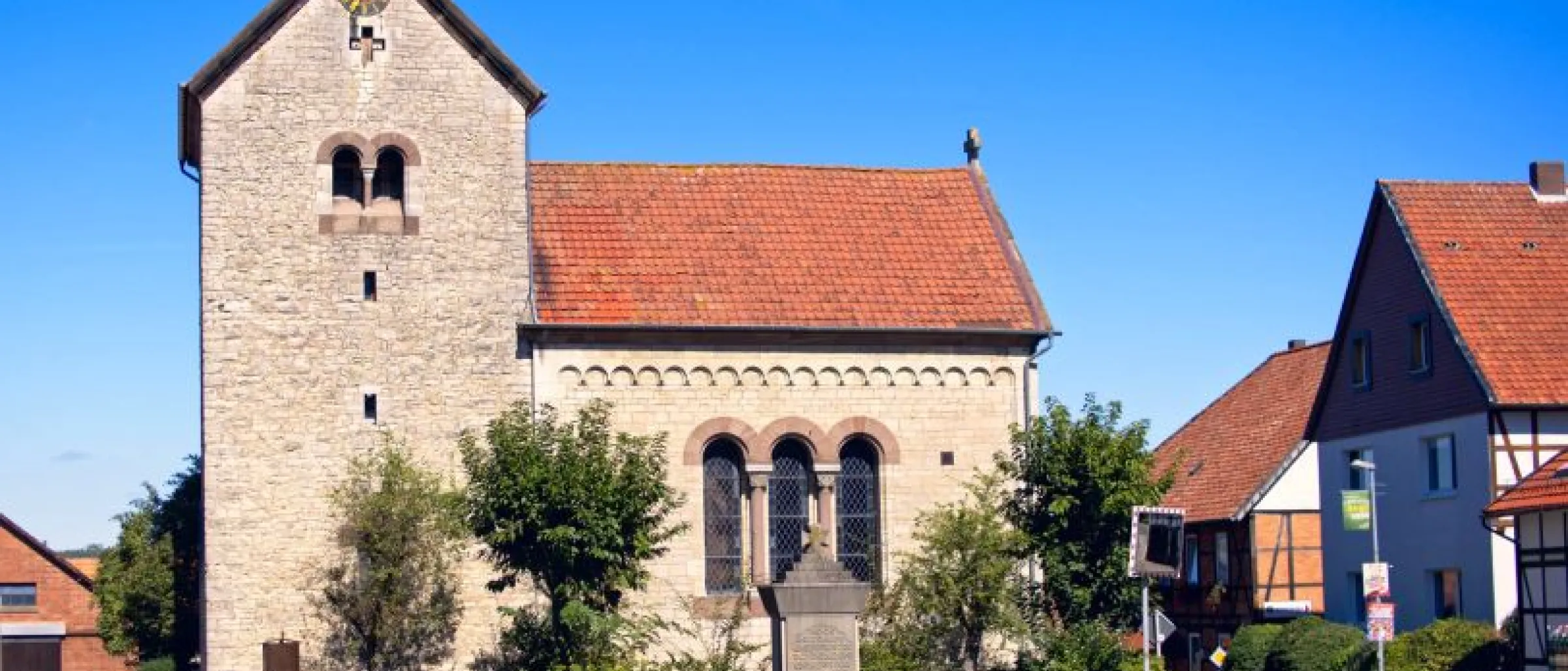 Das Bild zeigt die St. Cäcilia Kirche in Dankelsheim