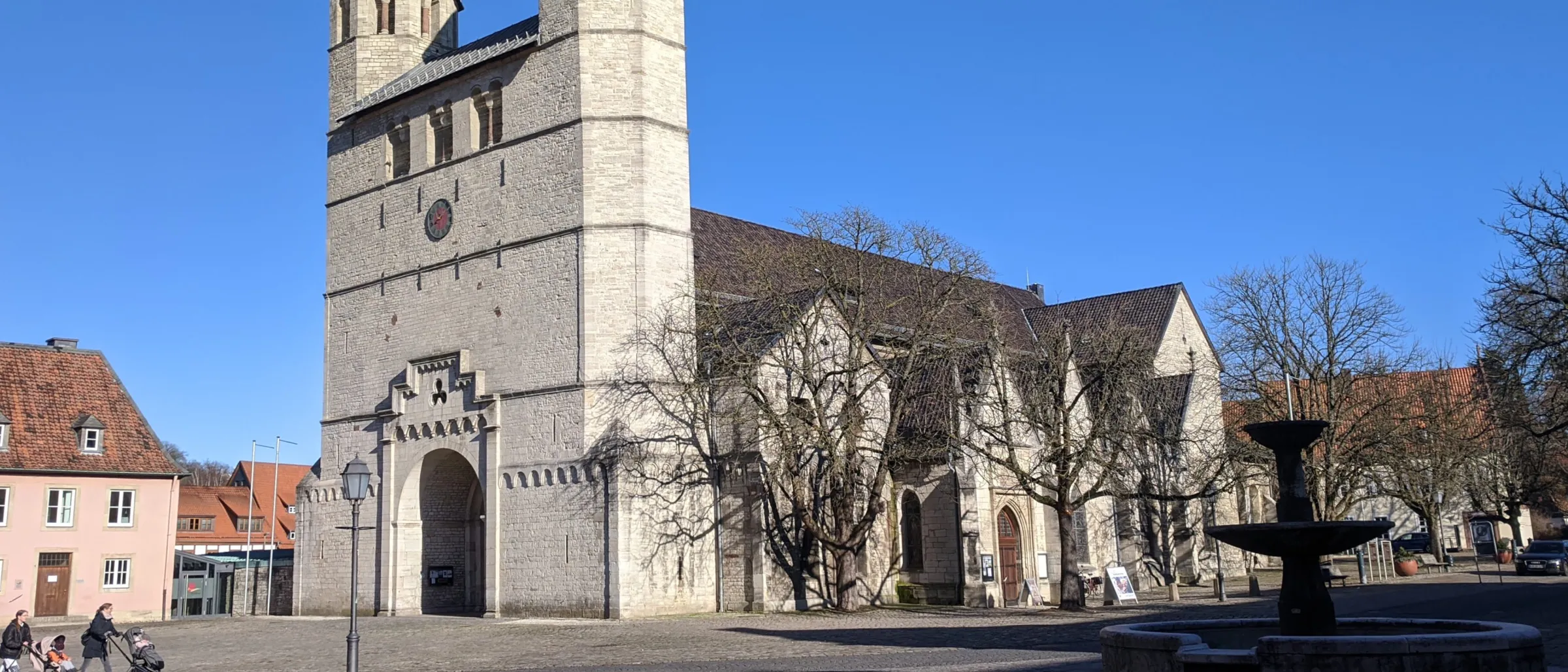 Das Bild zeigt die Stiftskirche Bad Gandersheims